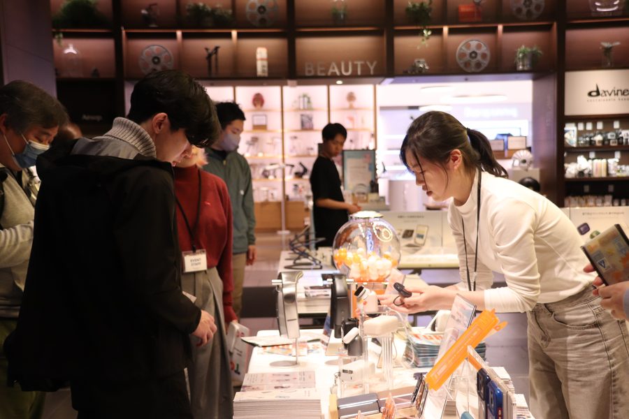 出展社スタッフによる製品説明