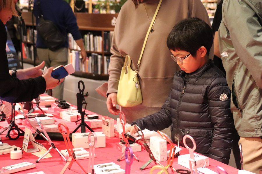 親子で展示を見る来場者