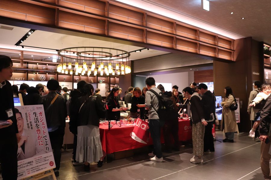 賑わう会場の通路